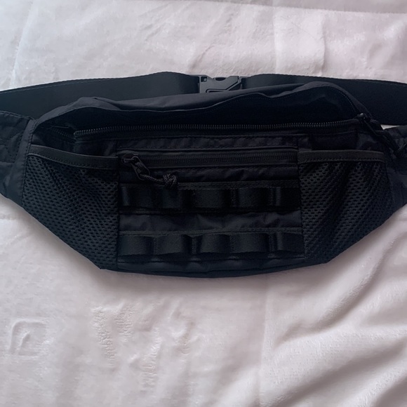 UO Classic Black Unisex Fanny Pack- NWOT - Picture 2 of 2